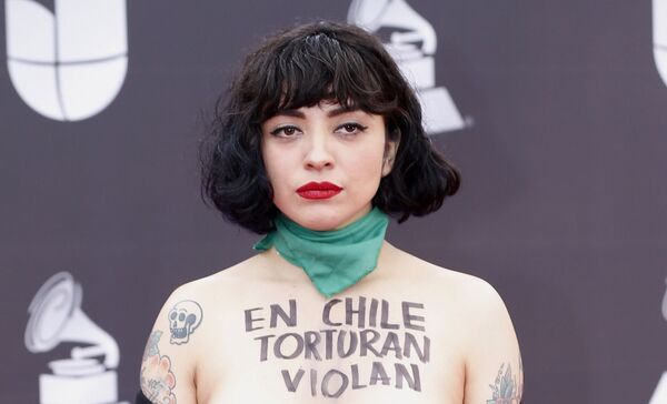 Mon Laferte y la sincera rebeldía chilena | Vídeos, fotos - Sputnik Mundo