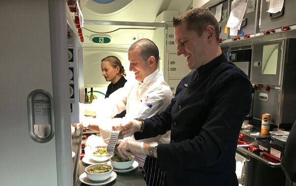 Los miembros del equipo del avión de Qantas se preparan para el vuelo directo más largo de la historia - Sputnik Mundo