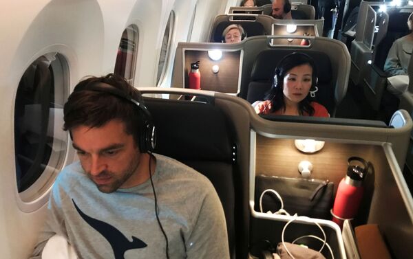 Los pasajeros del avión de Qantas durante el vuelo directo más largo de la historia - Sputnik Mundo