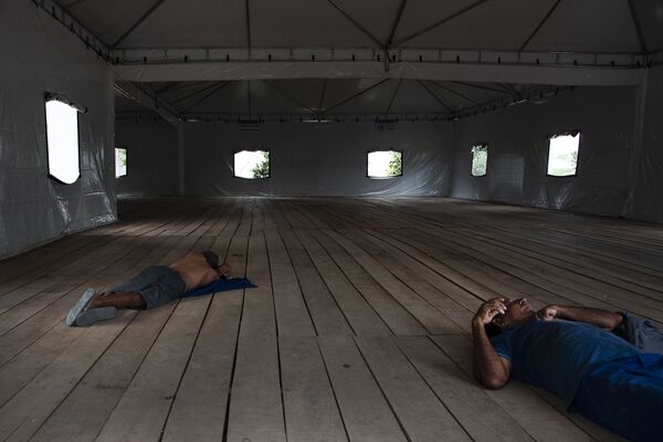 Una carpa para pasar la noche es la única opción para muchos venezolanos en Manaos Una carpa para pasar la noche es la única opción para muchos venezolanos en Manaos - Sputnik Mundo