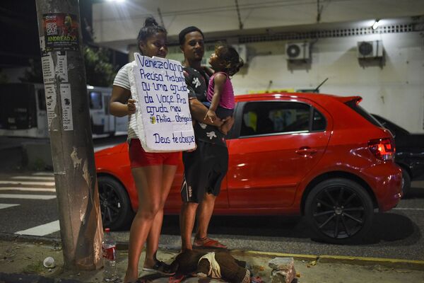 Una carpa para pasar la noche es la única opción para muchos venezolanos en Manaos Una carpa para pasar la noche es la única opción para muchos venezolanos en Manaos - Sputnik Mundo