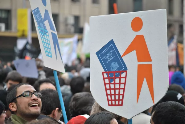 Constitucional vs. Constituyente: ¿dónde reside la soberanía popular en Chile? Constitucional vs. Constituyente: ¿dónde reside la soberanía popular en Chile? - Sputnik Mundo