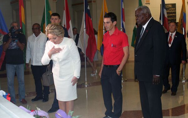 Valentina Matvienko, presidenta del Consejo de la Federación de Rusia, rinde tributo ante el Mambí Desconocido, en el Capitolio de La Habana - Sputnik Mundo