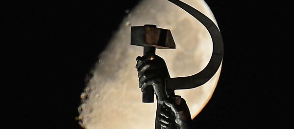 Una hoz y un martillo, símbolos comunistas - Sputnik Mundo