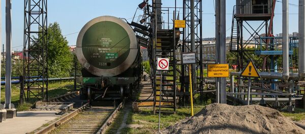 Un vagón cisterna con gasóleo en Rusia  - Sputnik Mundo