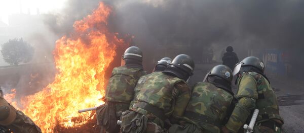 Miembros de la policía militar intentan destruir una barricada en Sacaba en las afueras de Cochabamba (Bolivia) - Sputnik Mundo