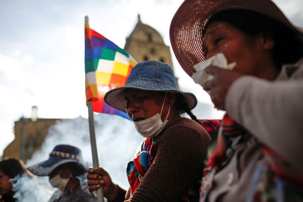 Manifestantes con banderas de Wiphala cubren sus bocas durante los enfrentamientos entre partidarios del expresidente boliviano, Evo Morales, y las fuerzas de seguridad en La Paz (Bolivia). - Sputnik Mundo