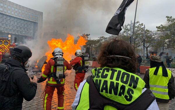 Protestas de los chalecos amarillos en París - Sputnik Mundo