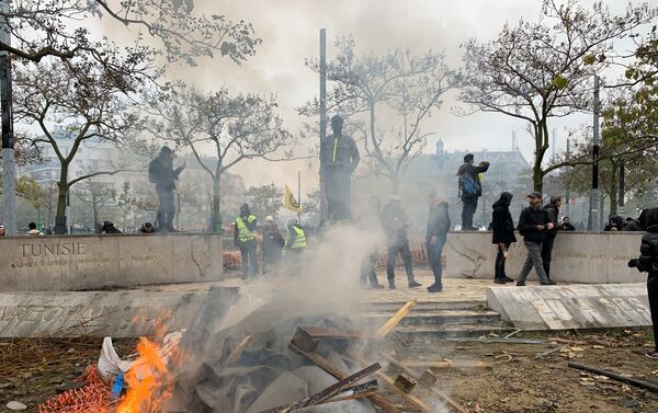 Protestas de los chalecos amarillos en París - Sputnik Mundo