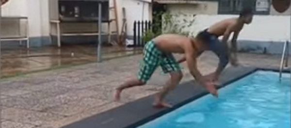 Así ganó un joven una competición de natación sin nadar ni un metro - Sputnik Mundo