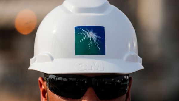 Un empreador con el casco de Saudi Aramco Un empreador con el casco de Saudi Aramco - Sputnik Mundo