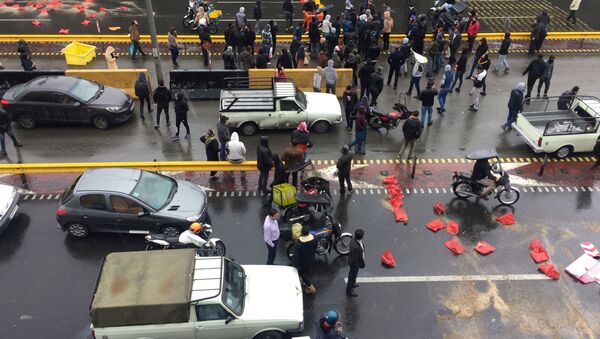 Protestas en irán tras el anuncio del racionamiento y la subida del precio de la gasolina - Sputnik Mundo