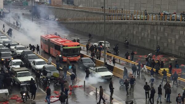 Protestas en Irán contra el aumento del precio de la gasolina - Sputnik Mundo