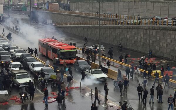Protestas en Irán contra el aumento del precio de la gasolina Protestas en Irán contra el aumento del precio de la gasolina - Sputnik Mundo