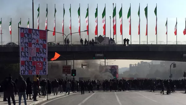 Protestas en Irán contra el aumento del precio de la gasolina - Sputnik Mundo