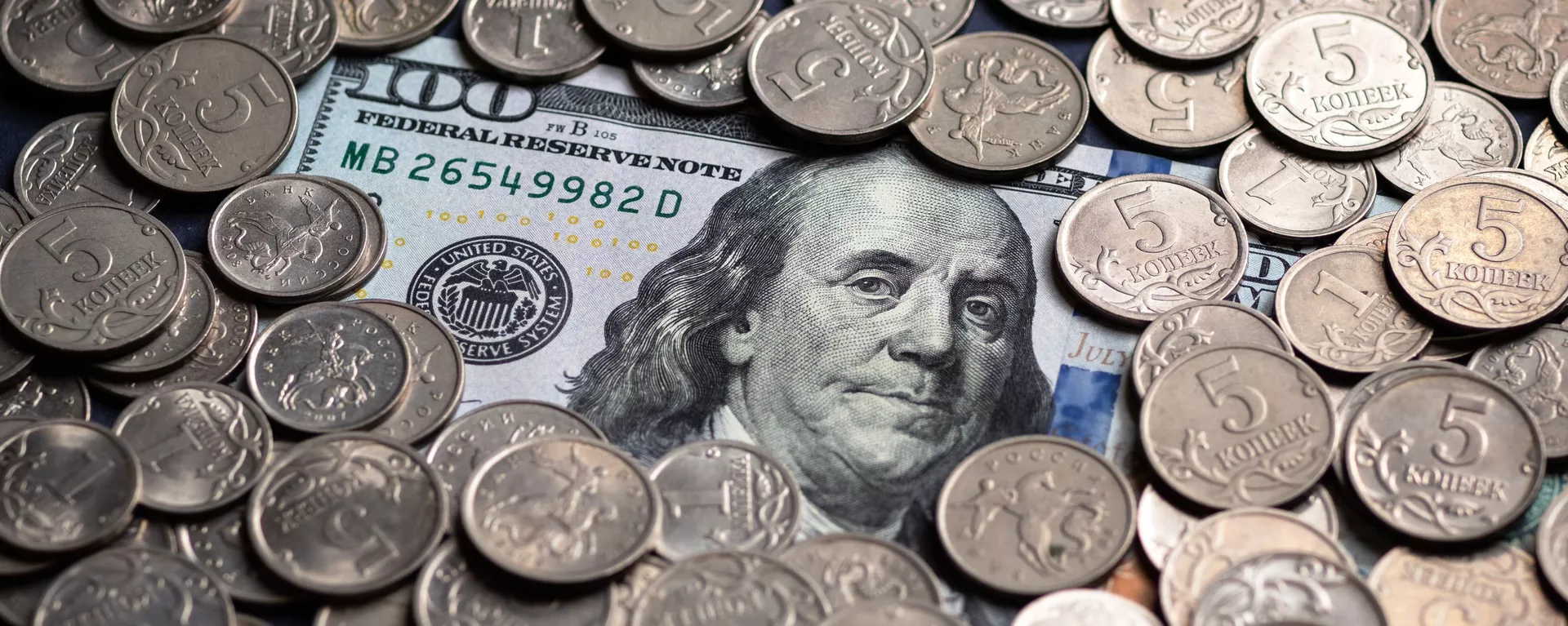 Un billete de cien dólares estadounidenses y monedas de cinco kópeks rusos Un billete de cien dólares estadounidenses y monedas de cinco kópeks rusos - Sputnik Mundo, 1920, 25.01.2021