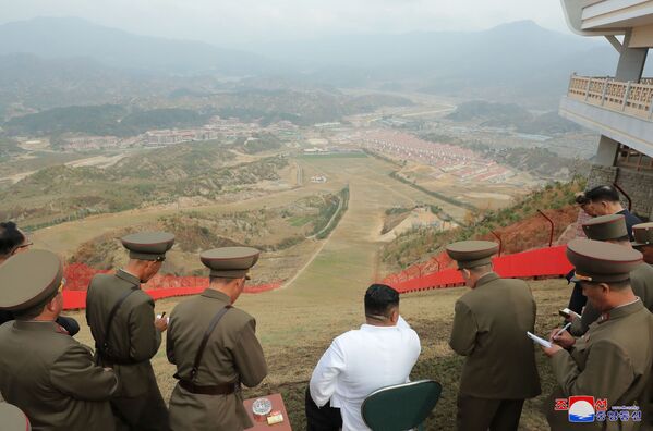 No solo pruebas de misiles: Kim Jong-un visita un balneario en construcción - Sputnik Mundo