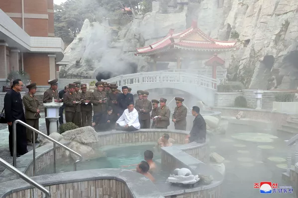 No solo pruebas de misiles: Kim Jong-un visita un balneario en construcción No solo pruebas de misiles: Kim Jong-un visita un balneario en construcción - Sputnik Mundo
