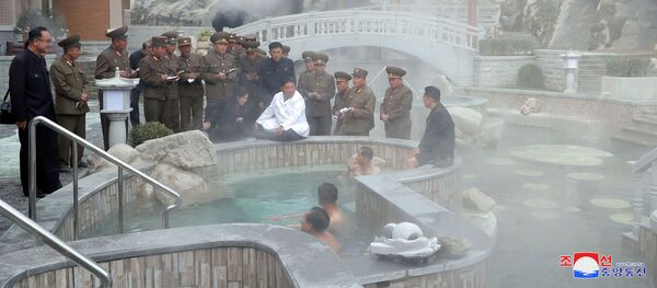 No solo pruebas de misiles: Kim Jong-un visita un balneario en construcción - Sputnik Mundo