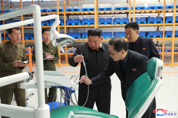 No solo pruebas de misiles: Kim Jong-un visita un balneario en construcción No solo pruebas de misiles: Kim Jong-un visita un balneario en construcción - Sputnik Mundo