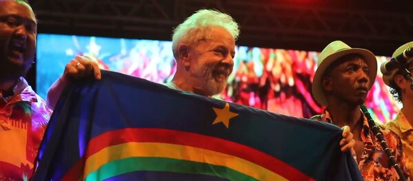 Lula se dirige a sus seguidores en un mitin multitudinario Lula se dirige a sus seguidores en un mitin multitudinario - Sputnik Mundo