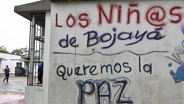 La inscripción Los niños de Bojayá queremos paz - Sputnik Mundo