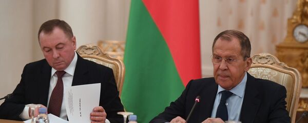Los representantes de las Cancillerías de Rusia y Bielorrusia, Serguéi Lavrov y Vladímir Makéi - Sputnik Mundo