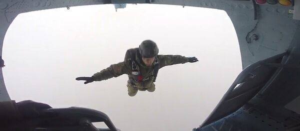 El espectacular campeonato de paracaidismo entre las Fuerzas Especiales de Rusia - Sputnik Mundo