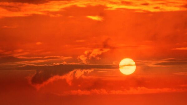 El sol entre las nubes - Sputnik Mundo