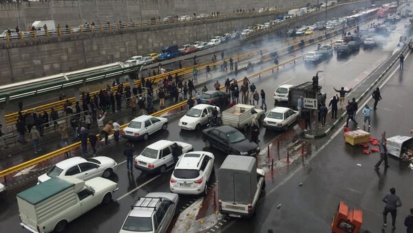 Protestas en Irán contra el aumento del precio de la gasolina Protestas en Irán contra el aumento del precio de la gasolina - Sputnik Mundo