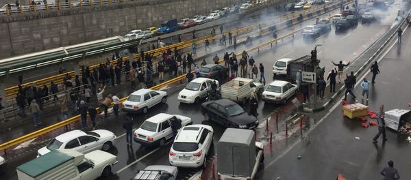 Protestas en Irán contra el aumento del precio de la gasolina - Sputnik Mundo