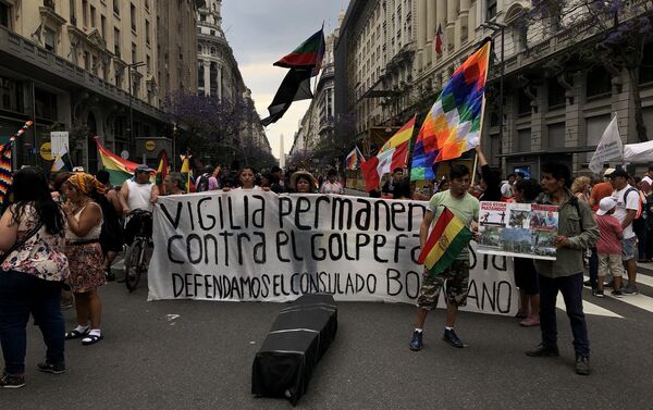 Carteles contra el golpe fascista y denuncias contra la violencia de la represión - Sputnik Mundo