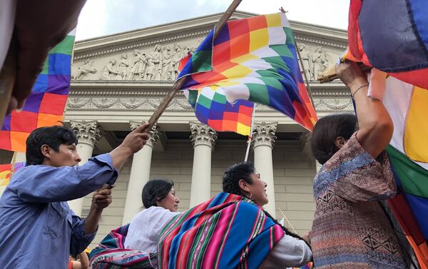 La wiphala ondea frente a la Catedral Metropolitana - Sputnik Mundo