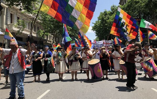 Manifestantes marchan acompañados de instrumentos musicales - Sputnik Mundo