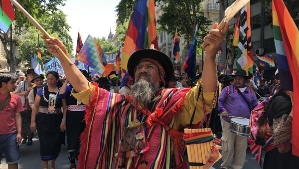 Hombre marcha contra el golpe de estado y la represión en Bolivia - Sputnik Mundo