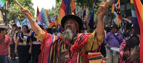 Hombre marcha contra el golpe de estado y la represión en Bolivia - Sputnik Mundo