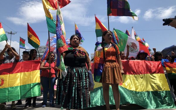 Mujeres al frente marchan embanderadas con la wiphala - Sputnik Mundo