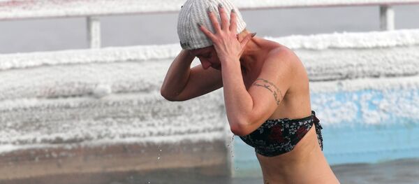 Член центра холодового плавания Мегаполюс во время тренировки в реке Енисее при температуре минус 20 градусов  - Sputnik Mundo