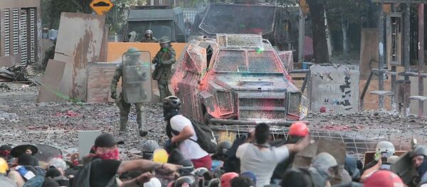 Punteros láser contra cañones de agua: el nuevo rumbo de las protestas en Chile  - Sputnik Mundo