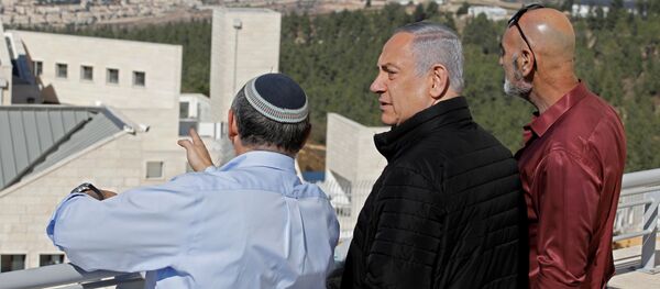  El primer ministro de Israel, Benjamín Netanyahu (centro), visita uno de los mayores bloques de asentamientos judíos en la Cisjordania - Sputnik Mundo