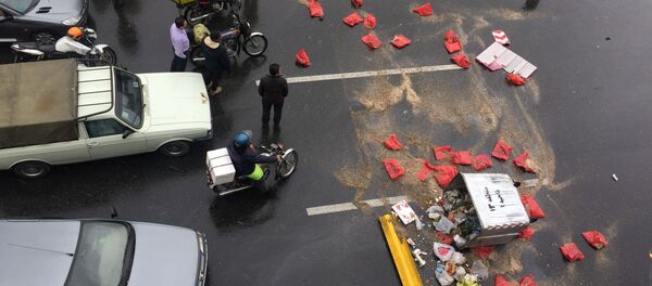 La gente protesta contra el aumento del precio de la gasolina en una carretera en Teherán (Irán) - Sputnik Mundo