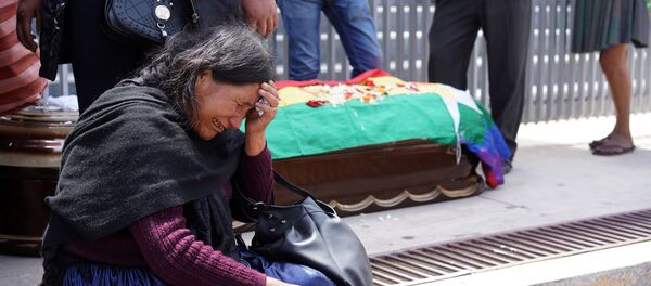 Una boliviana llora cerca del ataúd de uno de los partidarios de Evo Morales que murió en Cochabamba - Sputnik Mundo