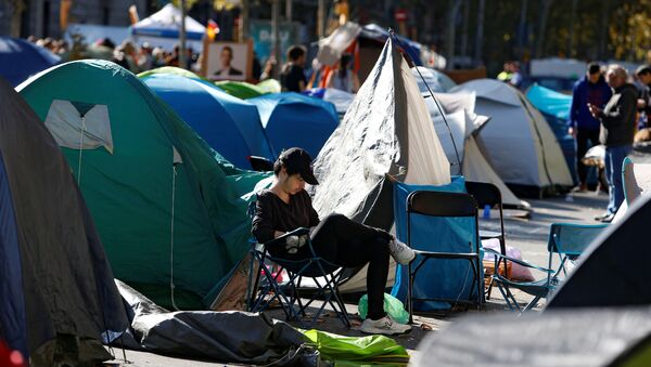 Los estudiantes acompados en Barcelona - Sputnik Mundo