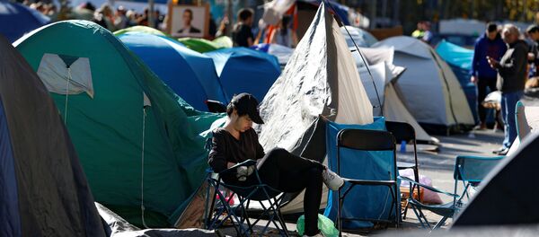 Los estudiantes acompados en Barcelona - Sputnik Mundo