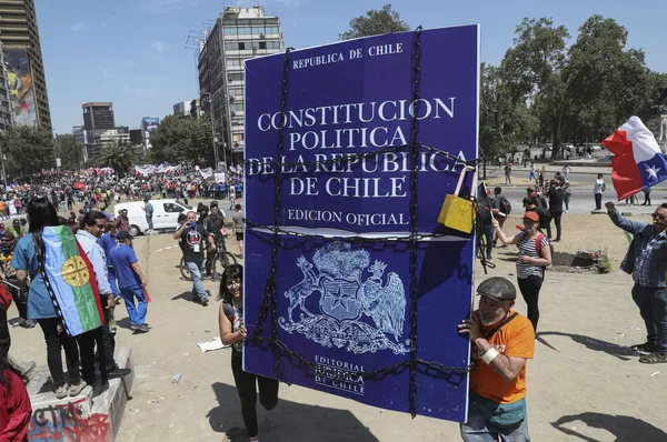 Constitucional vs. Constituyente: ¿dónde reside la soberanía popular en Chile? Constitucional vs. Constituyente: ¿dónde reside la soberanía popular en Chile? - Sputnik Mundo
