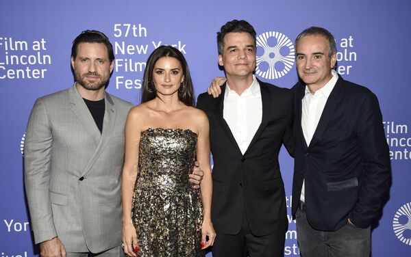 Edgar Ramirez, Penelope Cruz y Wagner Moura posan junto al director Olivier Assayas durante el estreno del 57 Festival de Cine de New York - Sputnik Mundo