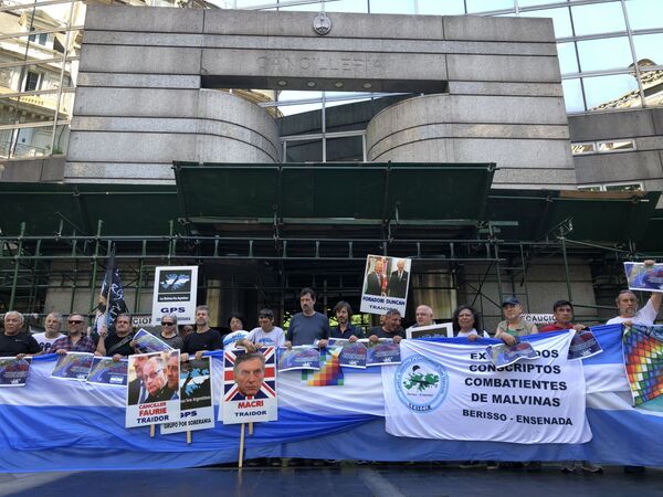 La guerra de las Malvinas sigue: el nuevo vuelo aterrizó pese a las protestas La guerra de las Malvinas sigue: el nuevo vuelo aterrizó pese a las protestas - Sputnik Mundo