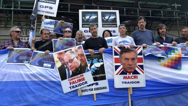 Veteranos y familiares de excombatientes de la guerra de Malvinas (1982) se manifiestan frente a Cancillería argentina - Sputnik Mundo