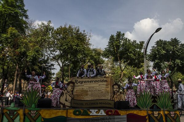 Con desfile México celebra 109 años del inicio de la Revolución  - Sputnik Mundo