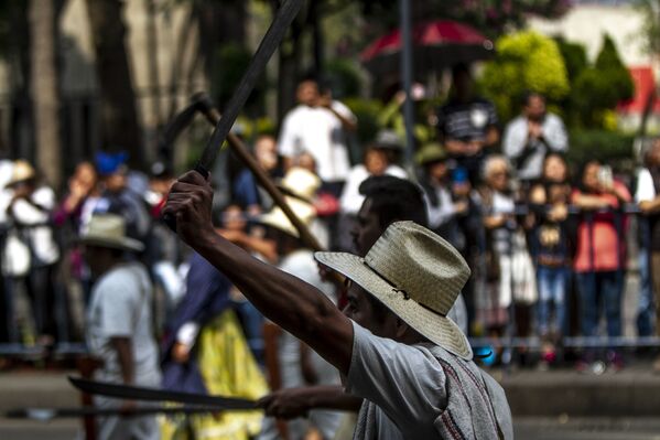 Con desfile México celebra 109 años del inicio de la Revolución  - Sputnik Mundo